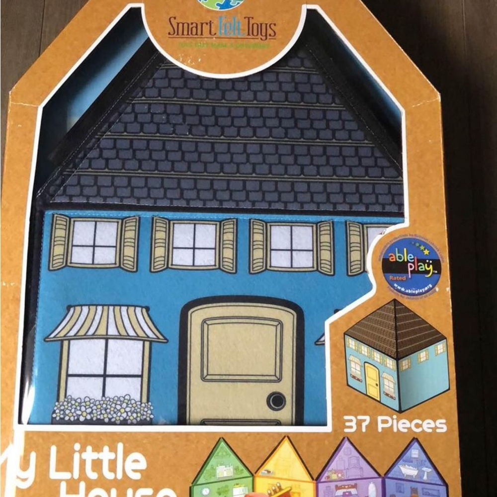 Little felt Unique Doll House (folds away in storage bag, stands up perfectly!